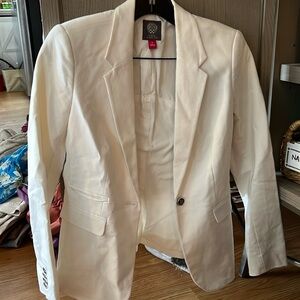 Vince Camuto white fitted blazer (Size 0, EUC)